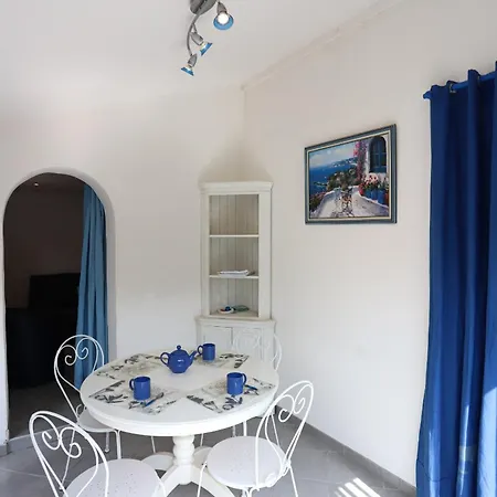 Sur Jolie Maison Avec Terrasse Et Piscine